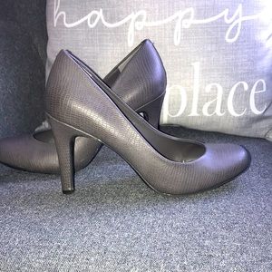 $$$ 👠 Gray pumps size 6 👠